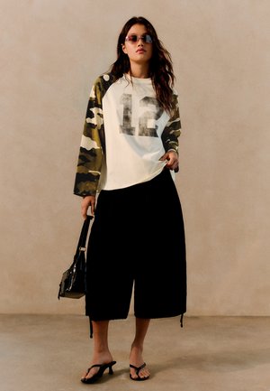 Bershka, CAMOUFLAGE PRINT RAGLAN LONG SLEEVE - T-SHIRT - Langarmshirt - beige