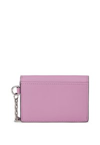 Rosa skinnkortholder med en jevn tekstur, avrundede kanter, sidetilkobling, og minimalistisk design med kontraststing.