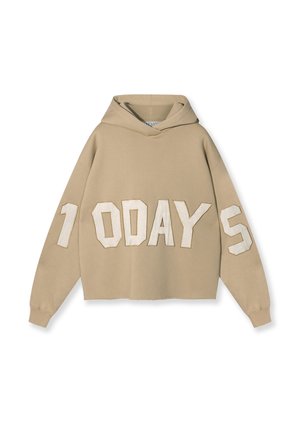 Felpa corta beige con tasca frontale a kangaroo, caratterizzata da grandi lettere bianche applicate che scrivono "1 0 GIORNI" in un font audace.
