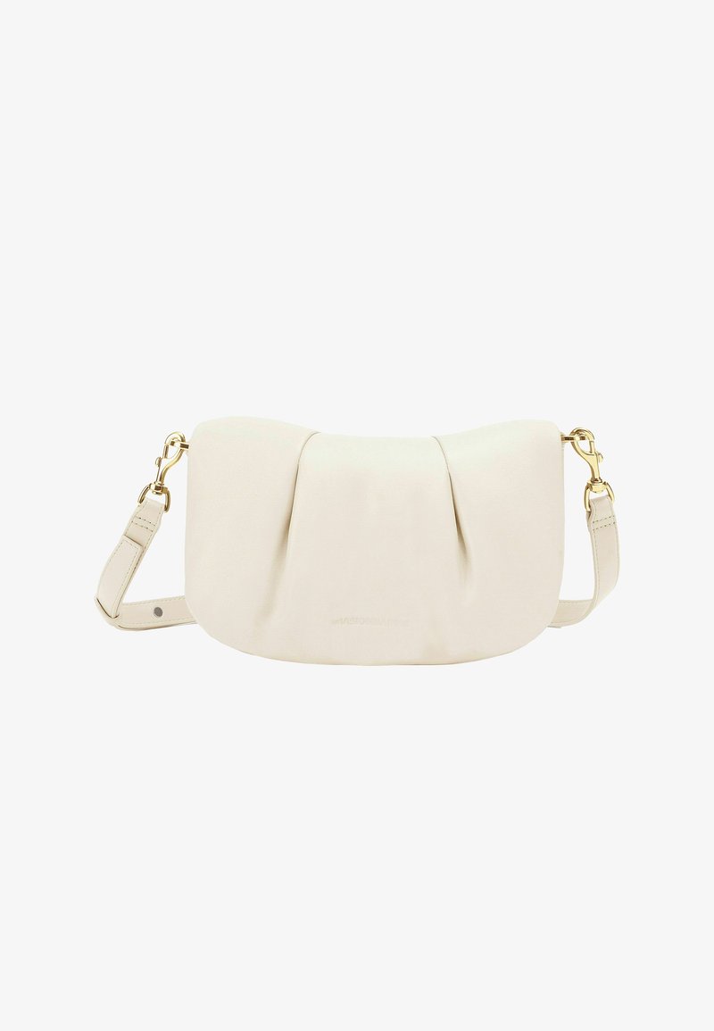 Sac bandoulière en cuir doux couleur crème avec devant plissé, sangle réglable et fermoirs en métal doré sur fond blanc.