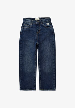 Jeans in denim blu scuro con gambe dritte, bottone e cerniera frontali, passanti per cintura e tasche frontali e porta-monete su sfondo bianco.