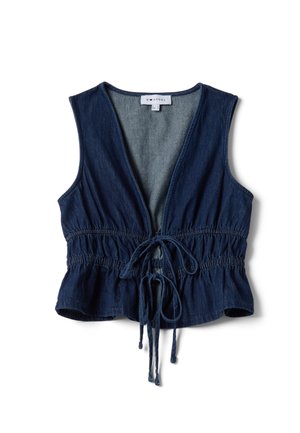 Veste sans manches en jean bleu marine avec un décolleté en V profond, taille élastique et fermeture à nouer devant, suspendue de manière lâche sur fond blanc.