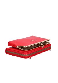 Portafoglio in pelle rossa con hardware dorato, chiusura a zip e finitura testurizzata. Presenta un design compatto con due scomparti sovrapposti.