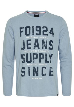 Lichtblauw lang soepel t-shirt met opvallende zwart-witte tekstgrafiek, ronde halslijn en rechte onderrand.