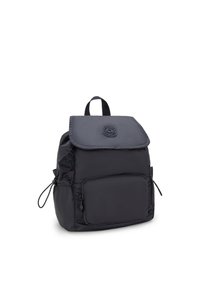 Sac à dos en nylon noir avec un rabat pliable, poche zippée à l'avant, cordons latéraux ajustables et un logo circulaire sur le rabat.