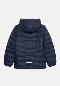 Mørkeblå, quilted pufferjakke med hette, elastiske mansjetter og en reflekterende stripe nær kanten på baksiden.