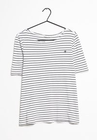 Camiseta blanca de manga corta con rayas horizontales negras, que presenta un escote redondeado y un pequeño logo bordado en el pecho.