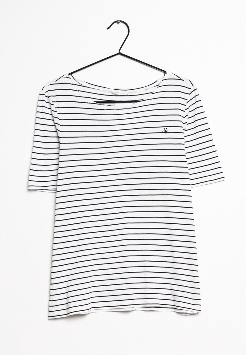 Camiseta blanca de manga corta con rayas horizontales negras, que presenta un escote redondeado y un pequeño logo bordado en el pecho.