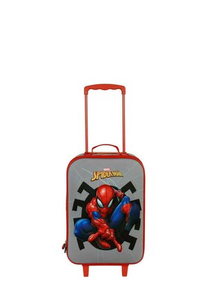 Maleta roja con ruedas que presenta un gráfico de Spider-Man. El cuerpo es gris con patrones de telaraña y cuenta con un mango retráctil y ruedas robustas.