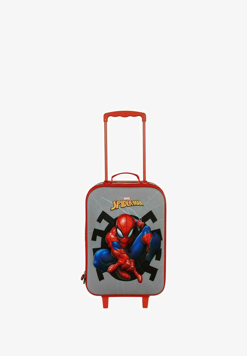 Maleta roja con ruedas que presenta un gráfico de Spider-Man. El cuerpo es gris con patrones de telaraña y cuenta con un mango retráctil y ruedas robustas.