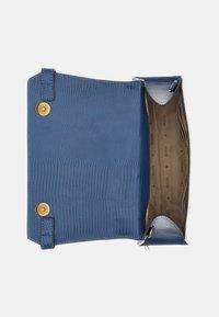 Guess SESTRI HANDLE FLAP - Rankinė - blau multi