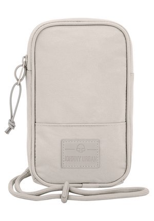 Geantă crossbody de culoare gri deschis, cu o textură netedă, închidere cu fermoar, buzunar frontal și patch cu marcă. Include o curea ajustabilă.