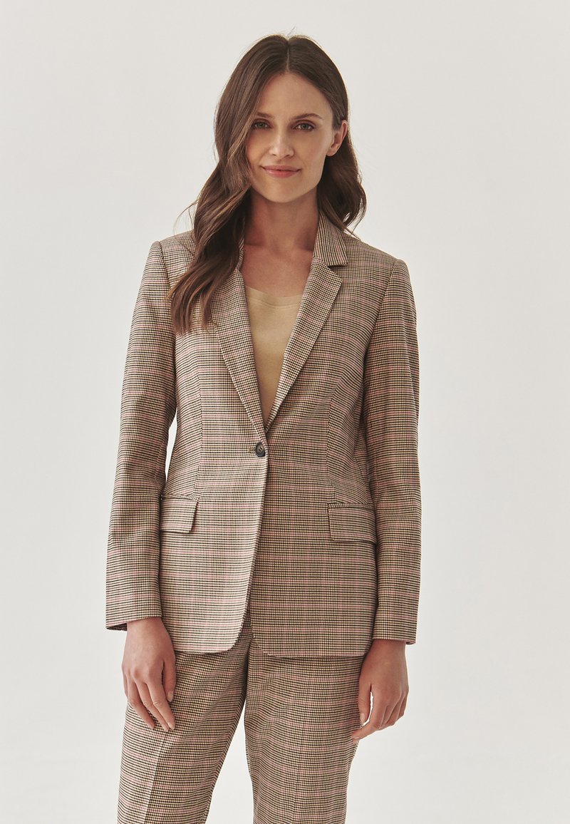 Blazer à carreaux en tissu doux avec une coupe ajustée, dotée d'une fermeture à bouton unique, d'un col à revers et de deux poches avant.
