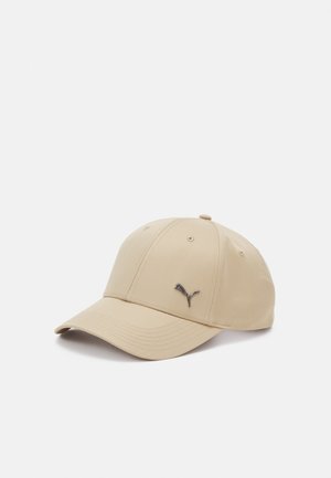 Beige baseballkasket med buet skygge og lille metallisk Puma-logo på frontpanelet, sat mod en ensfarvet hvid baggrund.