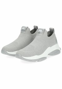 Gris gestrickte Sportchuhe mit einem Slip-On-Design, strukturiertem Obermaterial, gepolstertem Kragen und weißer Zwischensohle, die eine Gummisohle für Traktion aufweist.