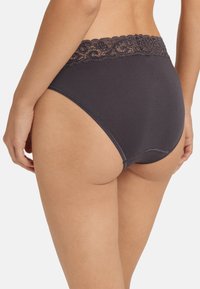 Högmidjade trosor i mörkgrått med en spetsmidja. Slät textur med mjukt tyg och kontrastsömmar, minimalistisk midjedetalj.