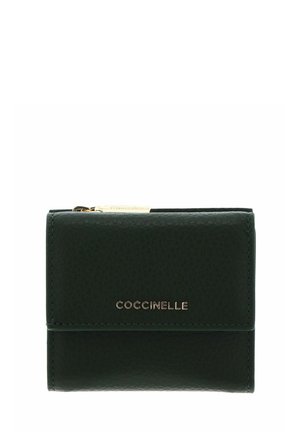 Cartera compacta de cuero verde oscuro con cremallera dorada y logo de COCCINELLE en relieve en la solapa frontal.