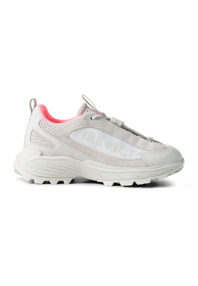Baskets blanches et gris clair avec semelle épaisse, marquage "FIRE+ICE" sur le côté, doublure intérieure rose et languettes au talon et à la languette.