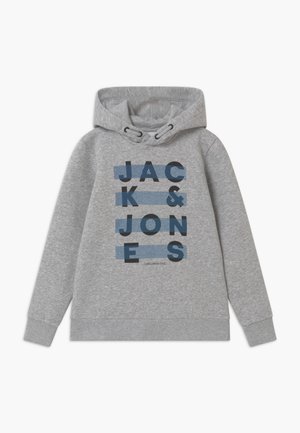 Sweat à capuche gris clair avec le texte "JACK & JONES" en lettres noires sur des bandes horizontales bleues à l'avant. Cordon de serrage à la capuche.