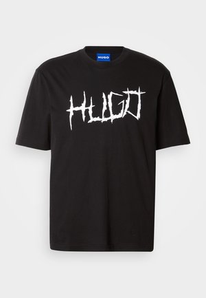 Must musta T-särk ümmarguse kaelusega ja lühikeste käistega, millel on silmatorkav valge graafiline logo "HUGO" terava fondiga.