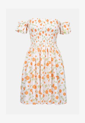 Fehér ruha narancssárga virágmintával, ráncolt mellrésszel és ejtett vállú, fodros ujjakkal. Az anyag könnyű, lebegő textúrájú.