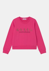 Jasnoróżowy długi sweter z rękawami o ściągaczach i dolnym wykończeniu, z powtarzającymi się logo "cK" oraz napisem "CALVIN KLEIN JEANS" na przodzie.