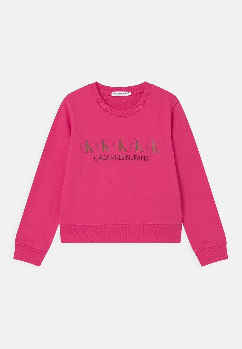 Jasnoróżowy długi sweter z rękawami o ściągaczach i dolnym wykończeniu, z powtarzającymi się logo "cK" oraz napisem "CALVIN KLEIN JEANS" na przodzie.