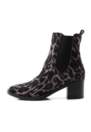 Bottine à imprimé léopard en tissu doux avec des panneaux latéraux élastiques noirs, bout pointu et talon épais noir. Style classique de bottine Chelsea.