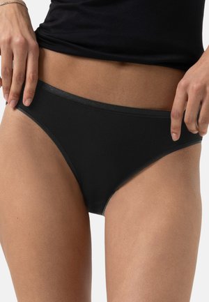 Zwarte katoenen bikini slips met een gladde textuur, laag uitgesneden ontwerp en elastische tailleband, die een minimalistische stijl benadrukken.