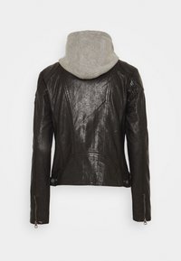 Giubbotto in pelle nera con cappuccio grigio. Le caratteristiche includono un design aderente, cuciture diagonali e polsini con zip. Finitura texture sulla pelle.