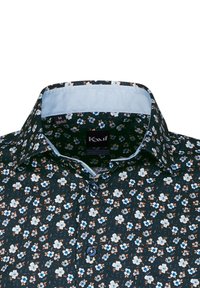 Camicia floreale scura con motivi di fiori blu e bianchi, colletto azzurro e bottoni blu. Il materiale sembra leggero con una finitura testurizzata.