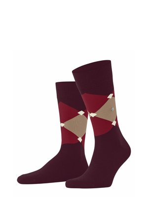 Par de calcetines con patrón argyle en granate y rojo con rombos beige y pequeños detalles blancos sobre fondo blanco.