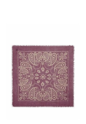 Foulard carré violet avec des motifs beige cachemire et floraux et bords à franges sur fond blanc.