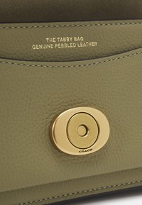 COACH POLISHED PEBBLE COVERED TABBY  - Kabelka - moss