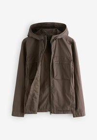 Chaqueta marrón con cremallera y capucha, confeccionada en un tejido ligero, con dos grandes bolsillos frontales y un corte relajado. Superficie texturizada con un acabado mate.