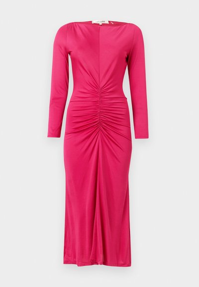 Testhez simuló, hosszú ujjú ruha élénk rózsaszín anyagból. Gyűrt eleje és elegáns, földig érő szabása van, hajónyakú kivitelben.
