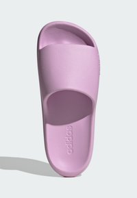 Roza klizna sandala s glatkom, mat površinom, koja ima široku trakicu i oblikovanu tabanicu. Logotip "adidas" utisnut je na strani.