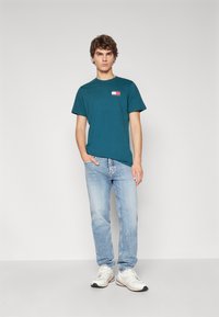 Tommy Jeans SLIM ESSENTIAL FLAG TEE - Tričko s potlačou - deep seawater