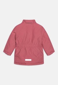 Veste extérieure rose à manches longues, taille élastique et col montant. Présente un accent rectangulaire blanc au dos. Texture lisse.