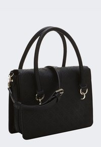Sort syntetisk håndtaske med præget mønster, rektangulær form, dobbelte hanke, frontlås og hardware-accents i sølvtoner.