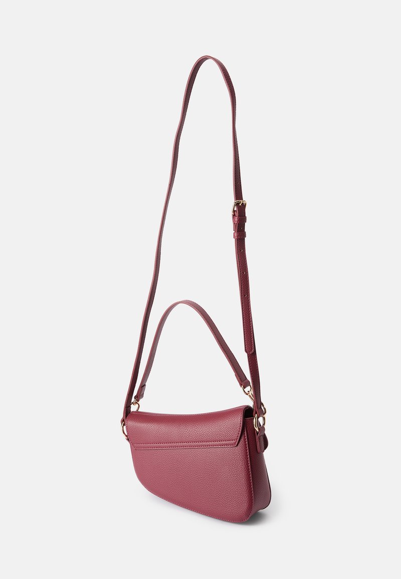 Bolso de bandolera de cuero burdeos con superficie texturizada, cierre de solapa, correa ajustable y acentos de metal dorado.