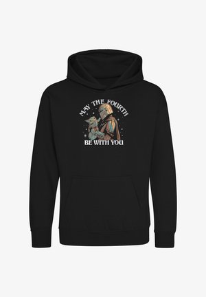 Un sweatshirt à capuche noir arborant un design graphique de deux personnages, avec le texte "QUE LE QUATRIÈME SOIT AVEC VOUS" imprimé en blanc et en couleur.