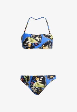 Bikini sæt med sommerfugleprint på en blå baggrund. Toppen er stropløs med en tætsiddende design, og bunden er i klassisk brief stil.