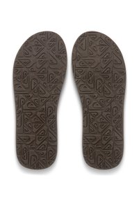 Καφέ πάτοι με υφή, διακοσμημένοι με τριγωνικά σχέδια και αυλάκια για καλύτερη πρόσφυση και άνεση. Σχεδιασμένοι για υποστήριξη του ποδιού.