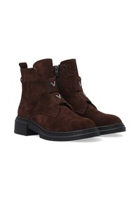 Brązowe zamszowe botki za kostkę z bocznym suwakiem i akcentami w kształcie litery V. Posiadają solidną czarną gumową podeszwę i klasyczny design.