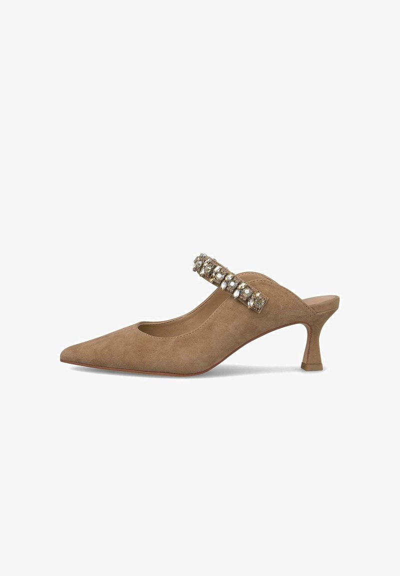 Décolleté in suede beige con punta affusolata, tacco basso e fila decorativa di strass lungo la fascetta.