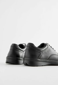 Next DERBY WIDE FIT - Elegantsed paeltega jalatsid - black