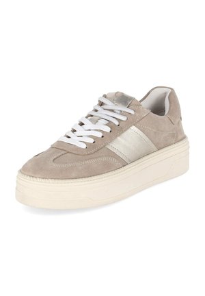 Beige suède sneaker met dikke witte zool, witte veters en een metallic zilveren zijstreep, schuin geplaatst om de voorkant en buitenkant te tonen.