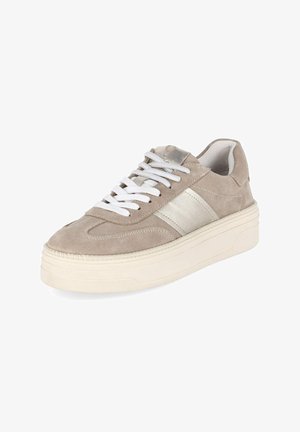 Baskets en daim beige avec semelle blanche épaisse, lacets blancs et bande latérale argentée métallique, inclinées pour montrer l’avant et le côté extérieur.