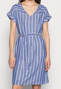 Blau gestreiftes Baumwollkleid mit V-Ausschnitt, kurzen Ärmeln und einem passenden Gürtel in der Taille. Die Streifen sind weiß und variieren in der Breite.